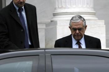 Greklands premiärminister Lucas Papademos på väg från ett möte i Aten den 29 januari 2012. (Foto: Angelos Tzortzinis / AFP / Getty Images)