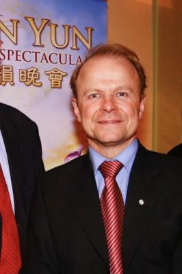 Riksdagsman Mikael Oscarsson (kd) tycker att hans egna värderingar stämmer med dem i Shen Yuns Chinese Spectacular. (Foto: Jens Almroth/Epoch Times)