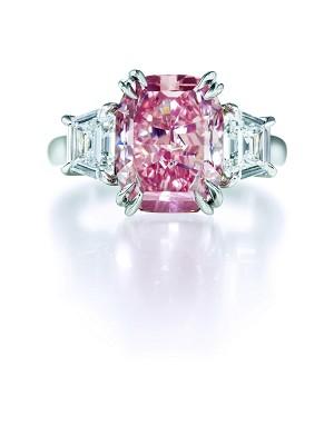 En ”fancy vivid pink” diamantring av juveleraren Harry Winston. (Foto med tillstånd av Henry Winston)