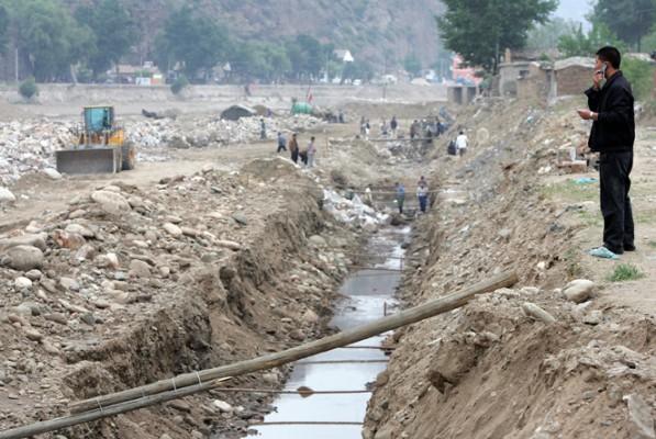 Regimen har beslutat att pumpa vatten från Hebei till Peking för att ordna ett "grönt"-OS, trots att provinsen är svårt drabbad av torka. På bilden den uttorkade Qingfloden i Zhangjiakou. (Foto: AFP/Frederic J. BROWN)