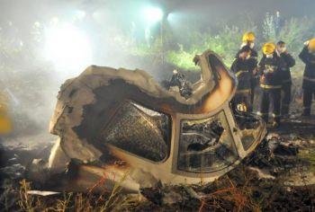 Kinesiska brandmän söker igenom cockpiten på vraket efter Henan Airlines ERJ-190, som störtade i staden Yichun i Heilongjiangprovinsen. Bilden är tagen den 25 augusti 2010. Ett stort antal kinesiska piloter förfalskar sina uppgifter för att få bättre jobb. (Foto: AFP/Getty Images)