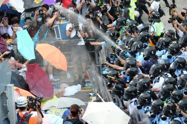 Demonstranter på Connaught Road framför regeringshögkvarteret i Hongkong attackerades med pepparsprej av polisen den 28 september. Tiotusentals studenter kom för att kräva genuin demokrati. (Sung Cheung-loong/Epoch Times)

