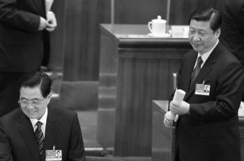Kinas ledare i kommunistpartiet Hu Jintao (v) och Xi Jinping under ett plenarmöte i Kinas nationella folkkongress den 10 mars förra året i Peking. New Epoch Weekly, en partnertidning till Epoch Times, erfar att Peking utreder huruvida Zhou Yongkong var involverad i de senaste och pågående protesterna mot Japan. (Lintao Zhang/Getty Images)