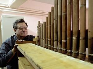 Instrumentmakaren George Paraschos arbetar med en rekonstruerad version av en vattenorgel, baserad på återstoderna av en antik modell funnen 1992 nära berget Olympos i centrala Grekland. (Foto: Aris Messinis/AFP/Getty Images)