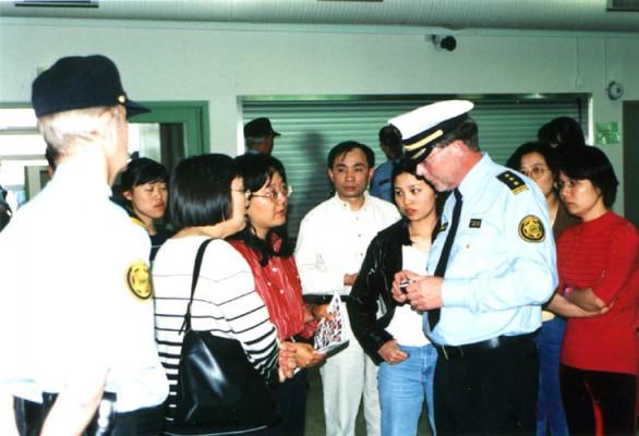 Isländsk polis stoppade 2002 Falun Gong-utövare på flygplatsen när de skulle protestera mot förföljelsen av Falun Gong inför Kinas dåvarande president som var på statsbesök. (Foton: clearwisdom.net)
