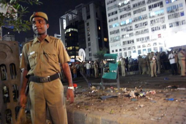 Polisen jagar en misstänkt bakom den explosion som i lördags dödade 20 personer i Indiens huvudstad New Delhi. (Foto: AFP)