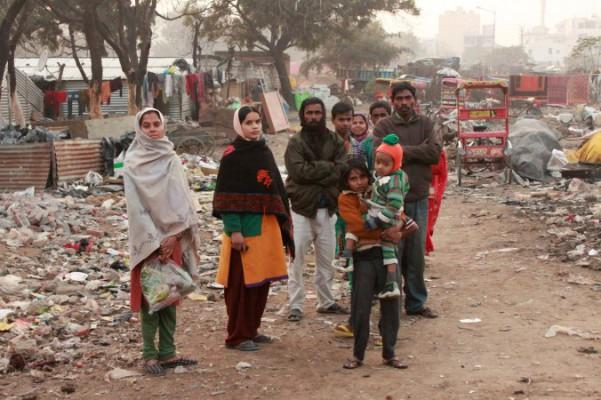 Invånare i slumområdet Kanega i staden Gurgaon utanför Delhi, den 15 januari 2015. De har inte tillgång till toaletter och tvingas uträtta sina behov bland sopor och byggavfall. (Foto: Venus Upadhayaya/Epoch Times)
