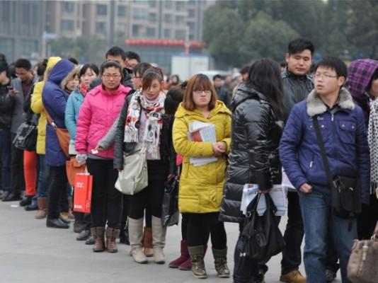 Arbetslösa kineser på en arbetsmarknadsmässa i Hefei, Anhuiprovinsen. De ojämlika villkoren är ett problem i den kinesiska ekonomin. Men de är en naturlig följd av Deng Xiaopings idéer. (Foto: AFP)
