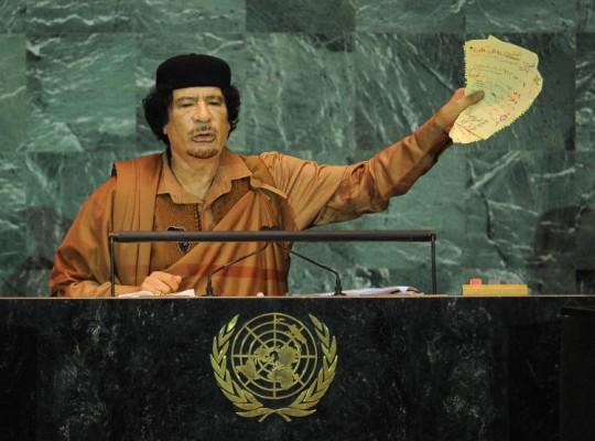 Libyens ledare Moammar Gadaffi talar inför FN:s generalförsamling den 23 september på FN:s högkvarter i New York. (Foto: Stan Honda/AFP/Getty Images)
