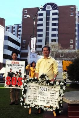 Falun Gong-utövare protesterar framför Hyatt Regency Perth Hotel där Kinas president och kommunistpartis generalsekreterare Hu Jintao bodde under sitt besök i västaustralien (Foto: Alex Chong/The Epoch Times)