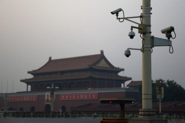 Övervakningskameror framför Himmelska fridens port den 8 november 2013 i Peking, Kina. På grund av ett stort underrättelseprogram är kameror som dessa allestädes närvarande i Kinas stora städer. (Foto: Feng Li/Getty Images)