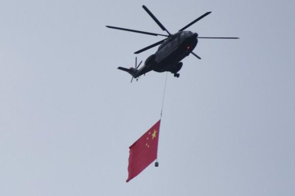 En kinesisk militärhelikopter tränar inför den stora paraden i Peking den 3 september. Nu framkommer uppgifter om att två olika helikopterolyckor inträffade under uppladdningen, vilket sätter ljuset på Kinas tveksamma militära beredskap. Foto: ChinaFotoPress/ ChinaFotoPress via Getty Images