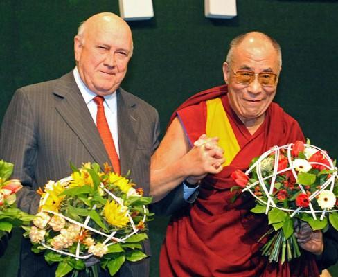 Solidaritet: Förre sydafrikanske presidenten Frederik Willem de Klerk och den exiltibetanske andlige ledaren Dalai Lama håller varandra i handen under slutskedet av konferensen ”Solidaritet för framtiden” den 5 december 2008. (Foto: Janek Skarzynski/AFP/Getty Images)
