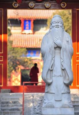 Staty av den kinesiske filosofen Konfucius i Konfuciustemplet i Peking, byggt av mongolhärskaren Kublai Khan under Yangdynastin 1271-1368. 