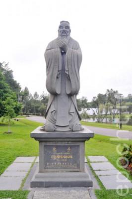 Staty av Konfucius. (Foto: Ming Guo/The Epoch Times)
