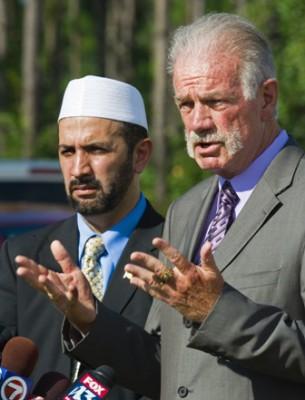 Pastor Terry Jones (till höger) och Imam Muhammad Musri från Islamic Society of Central Florida pratar vid presskonferens den 9 september om att koraner inte ska brännas vid kyrkan i Gainesville i Florida den 11 september. De båda talade framför kyrkan efter att ha nått enighet i en privat uppgörelse.  (Foto: AFP/Paul J. Richards) 
