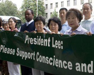Demonstranter utanför den sydkoreanska ambassaden i Washington DC den 15 september uppmanar den sydkoreanska regeringen att upphöra med utvisningar av Falun Gong-utövare till Kina där de möter fångenskap, tortyr och till och med döden. De säger det går emot internationell lag att skicka hem flyktingar till förföljelse i Kina. (Foto: Lisa Fan / Epoch Times) 
