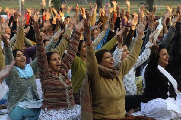 En ny studie visar att kvinnor som får lära sig avslappning upplever avsevärd förbättring av sina övergångsbesvär. En metod att uppnå avslappning är att utöva yoga som de här glada kvinnorna gör i en park i Amritsar i Indien. (Foto: Narinder Nanu/AFP)