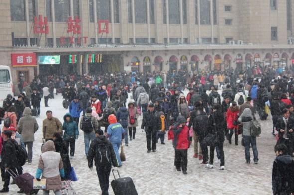 Den 9 februari är Kinas traditionella nyårsafton, när antalet resande som ska tillbaka till sina hemprovinser är som störst. Med början den 7 februari drabbades många kinesiska provinser och städer av snöstormar, vilket orsakade störningar för hundra miljoner människor som var på väg hem. (Weibo.com)
