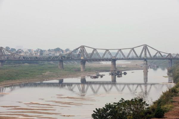 Floden som flyter genom Hanoi i Vietnam, har inte haft så här lågt vattenstånd på decennier. Varning har utgått att landet kan komma att drabbas av allvarlig torka under året.
