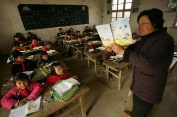 En lågstadieskola i Anhuiprovinsen. Lärare på landsbygden i Kina får dåligt betalt. Detta har växt till ett allvarligt socialt problem. (Getty Images)