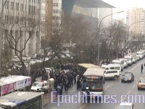 Polis förde iväg över 200 demonstranter med bussar till vädjningscentret i en förort till Peking. (Foto: Epoch Times)
