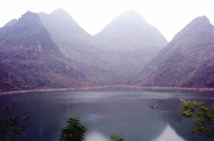 Denna sjö, vid byn Suiyi, åtta mil från Yicheng-länet kallas "Dun". (Foto från internet)