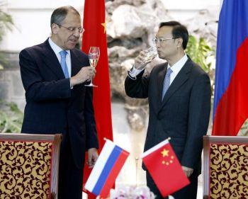 Rysslands utrikesminister Sergej Lavrov (till vänster) och Kinas utrikesminister Yang Jiechi efter att de skrivit på en gränsöverenskommelse den 21 juli i år i Peking. (Foto: Andy Wong/Getty Images)