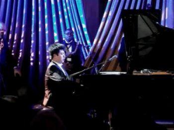 Den kinesiske pianisten Lang Lang uppträder i Vita huset den 19 januari i år. Musiken han spelar är ledmotivet till en antiamerikansk propagandafilm om koreakriget. (Foto från youtube)