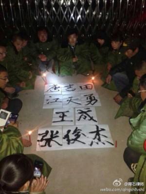 Advokater och invånare protesterar utanför ett interneringscenter där fyra människorättsadvokater satt, i Jiansanjiang i norra Kina den 28 mars. De manade polisen att tillåta besök för de frihetsberövade människorättsadvokaterna. (Foto: Zhang Lei) 