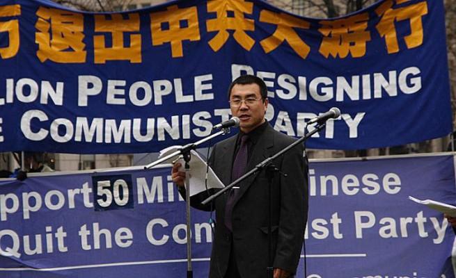 Före detta kommunistagent Li Fengzhi firar sitt utträde ur det Kinesiska kommunistpartiet tillsammans med femtio miljoner andra kineser i mars 2009. (Lisa Fan / Epoch Times)