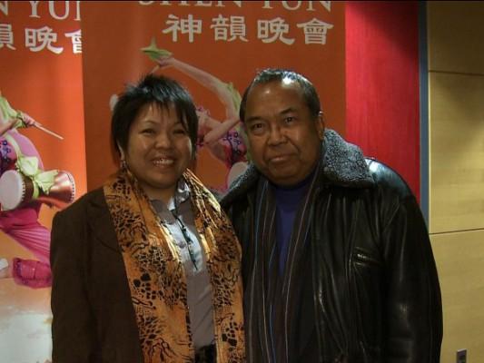 Internationellt erkända sopranen Lilac Caña tillsammans med sin far Poy Caña, sade att Shen Yun Performing Arts rörde henne till tårar på föreställningen i Mississauga's Living Arts Centre. (Foto: NTD Television)