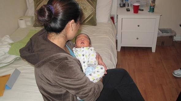 Fru Liu flydde från Kina för att undkomma tvångsabort. Hon födde sitt barn i Los Angeles den 2 december 2011. (Foto: Jenny Liu/The Epoch Times)