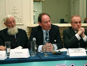 Edward McMillian-Scott, vice ordförande i EU-parlamentet, talar den 25 oktober på en presskonferens om Fackelstafetten för mänskliga rättigheter i London, här med Lord Hilton (t.v) och vice ordföranden för London Assembly, Brian Coleman (t.h). (Simon Gross/The Epoch Times)