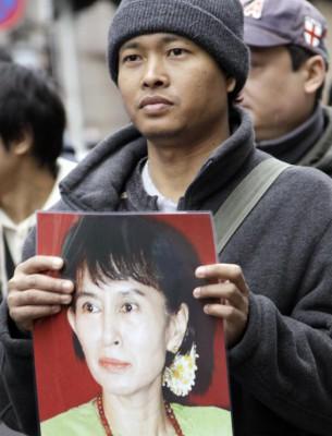 En burmesisk medborgare som bor i Japan har ett porträtt av den fängslade demokratiaktivisten Aung San Suu Kyi under ett rally nära Myanmar ambassaden i Tokyo den 13 mars, som också är 21:a årsdagen av Burmas människorättsdag. (Yoshikazu Tsuno/AFP/Getty Images)