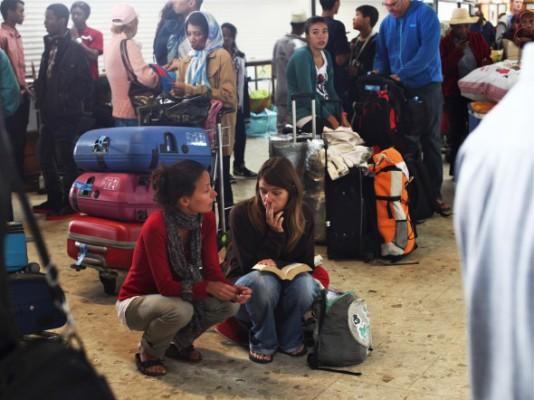  Turister och resenärer väntar på Madagaskars största flygplats i Antananarivo den 22 juli, då alla flyg till Antananarivo's Ivatos internationella flygplats ställdes in efter ett uppror i ett militärläger nära flygplatsen. (Andreea Campeanu/AFP/Getty Images)