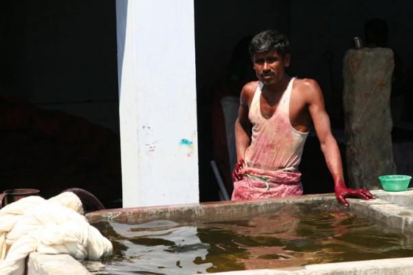 Arbetare vid ett textilfärgeri i södra Indien. (Foto: Alma Johansson) 
