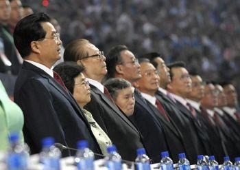 Högt rankade partifunktionärer som (från vänster till höger) president Hu Jintao, hans fru Li Yongqing, förre presidenten Jiang Zemin, hans fru Wang Yeping, partitopparna Hu Bangguo och Wen Jiabao, får särskilt kontrollerad mat för att de ska skyddas från de giftiga produkter som kinesiska tillverkare säljer till folket. (Liu Jin/AFP/Getty Images)