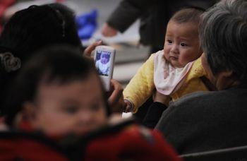 Hundratusentals kinesiska barn har skadats av melaminförgiftad pulvermjölk. (Foto: AFP)