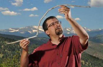 Craig Lee, forskare vid University of Colorado at Boulder, håller en 10 000 år gammal atlatl-pil som varit infrusen i is nära nationalparken Yellowstone. (Foto: Casey A Cass/University of Colorado)