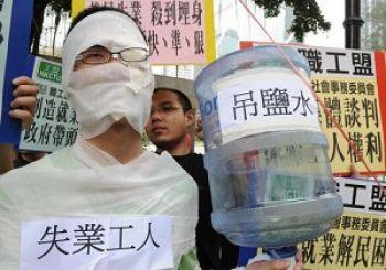En arbetslös man i Hongkong utklädd till mentalpatient för att protestera.(Foto: AFP)