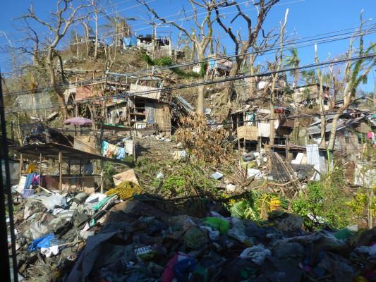 En bild som visar delar av förödelsen i Tacloban, så som det såg ut två veckor efter att den tropiska orkanen slog till. (Foto: MSB)

