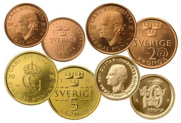 Trenden att gå mot allt mindre kontanter till trots kommer Sverige inom några år att få nya sedlar och mynt. Här är den nya enkronan, tvåkronan, femkronan och tiokronan. (Foto: Riksbanken)
