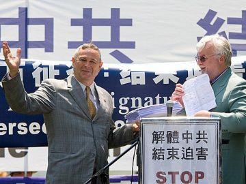 Advokaten Clive Ansley lämnar några av de dryg en miljon namnunderskrifter som efterlyser ett slut på förföljelsen av Falun Gong till den amerikanske kongressledamoten Dana Rohrabacher i USA:s huvudstad den 20 juli 2008. (Foto: Jeff Nenarella/Epoch Times)
