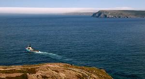 UTSIKT FRÅN SIGNAL HILL: Det öppna havet kan ses från Signal Hill's högsta punkt, till den östra sidan av St John's hamn, Newfoundland. Ett havsfartyg ger sig ut till havs. (Foto: Jan Jekielek/Epoch Times)
