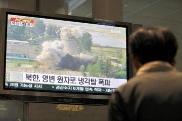 En tv visar bilder på när Nordkoreas kyltorn rivs vid kärnvapenkomplexet Yongbyon i Seoul den 27 juni 2008. Nordkorea sprängde kyltornet för att symbolisera den kommunistiska statens åtagande att skrota sitt kärnvapenprogram. (Foto: Jung Yeon-Je/AFP/Getty Images)