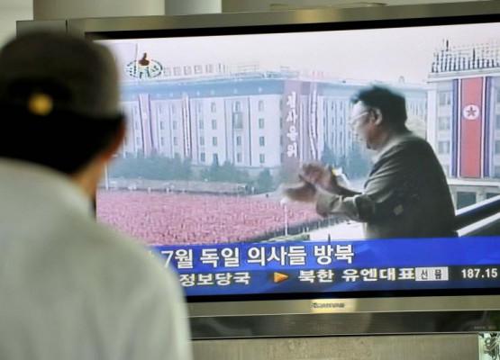 Nordkoreas ledare Kim Jong-il ses här i en tv-reportage i Sydkorea. Han har inte visat sig offentligt sedan 14 augusti, enligt The Korean Herald. (Foto: Jung Yeon-Je/AFP/Getty Images)