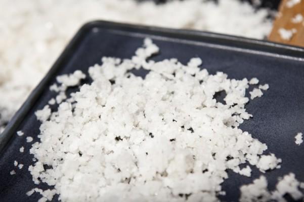 Lokalt framställt salt säljs av Urban Sproule som har en ”saltfarm” belägen på en takterrass mitt på Manhattan. Saltet framställs genom avdunstning, vilket bevarar mer näringsämnen än industriell uppvärmning. (Foto: Samira Bouaou /The Epoch Times)
