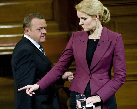 Lars Lökke Rasmussen avgående statsminister tillsammans med den blivande statsministern Helle Thorning-Schmidt på en presskonferens sent på valkvällen. (Foto: Keld Navtoft / Scanpix / AFP)