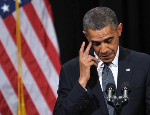 President Barack Obama talade på söndagen vid en minnesstund för offren för skottlossningen på Sandy Hooks grundskola i Newtown, Connecticut. Tidigare under dagen besökte Obama familjer som förlorat nära och kära, inklusive föräldrar vars barn dödades i fredags. (Foto: Ngan / AFP / Getty Images)
